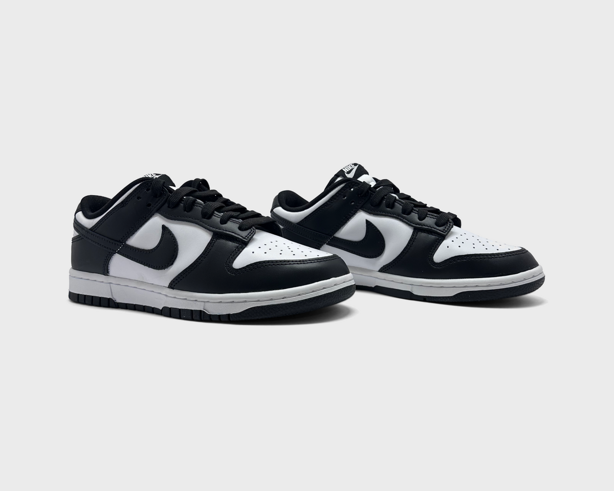 Nike Dunk Low Panda Sneaker schwarz weiß Paar schräg von vorne