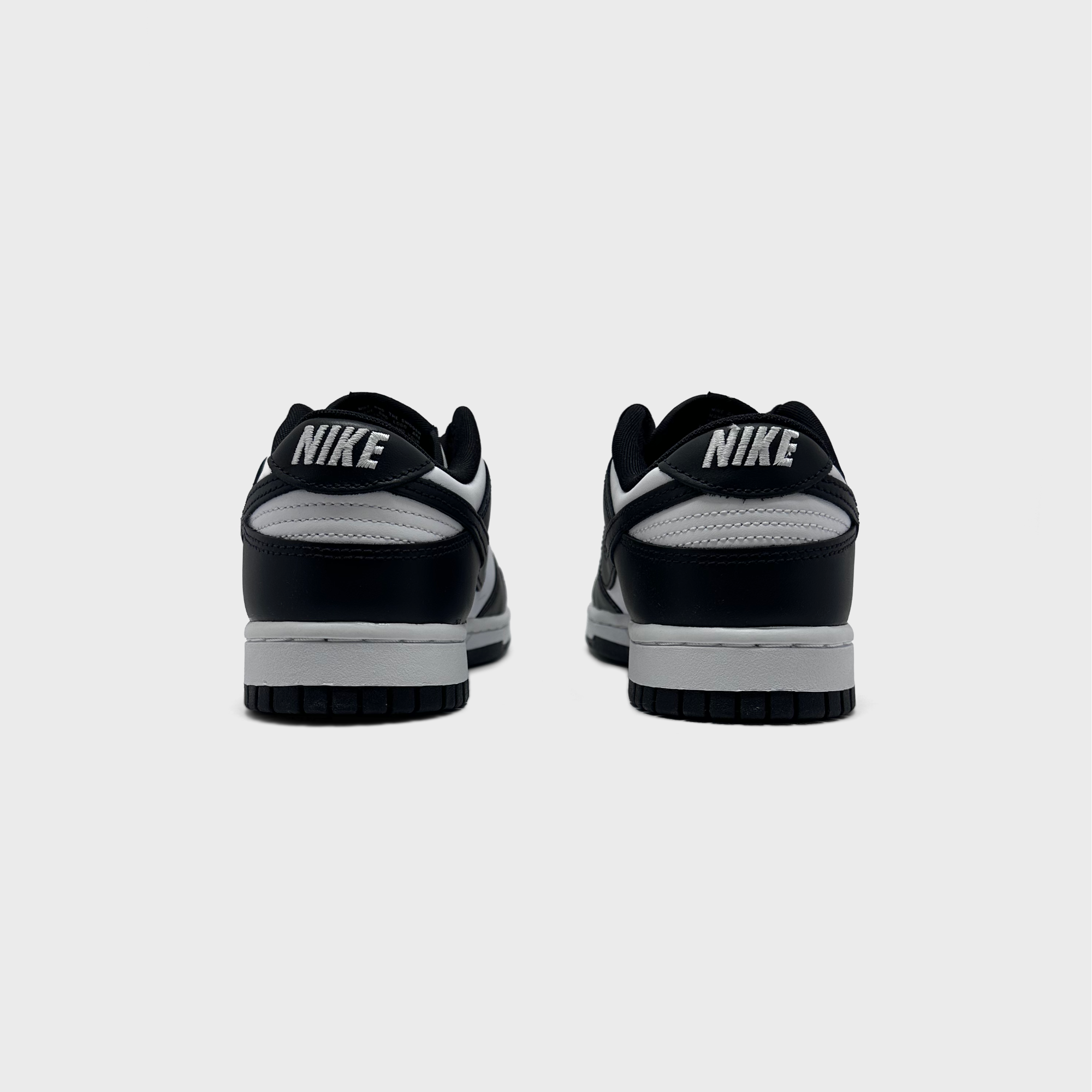 Nike Dunk Low Panda Sneaker schwarz weiß Sneaker Paar Rückansicht
