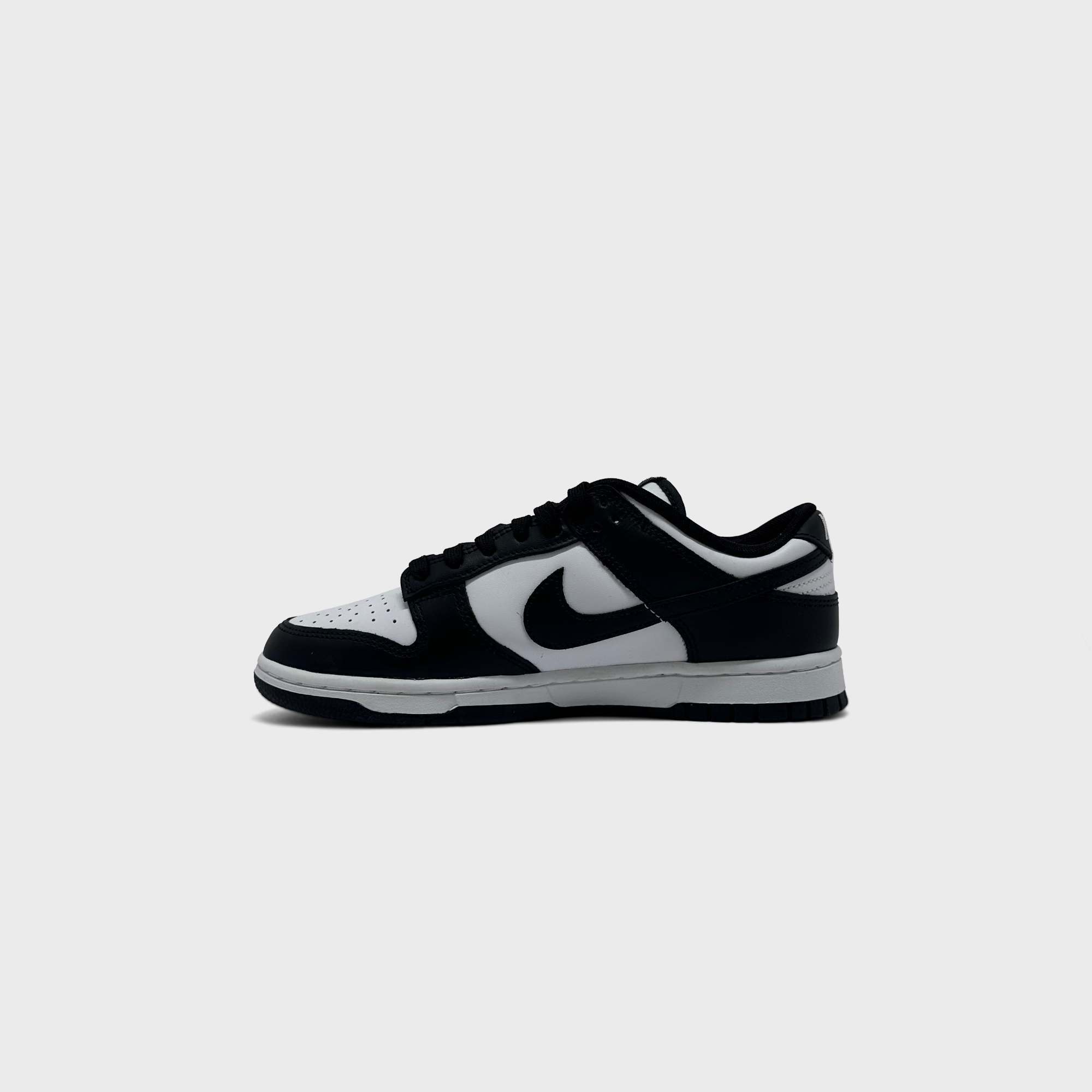 Nike Dunk Low Panda Sneaker schwarz weiß Innenseite Seitenansicht
