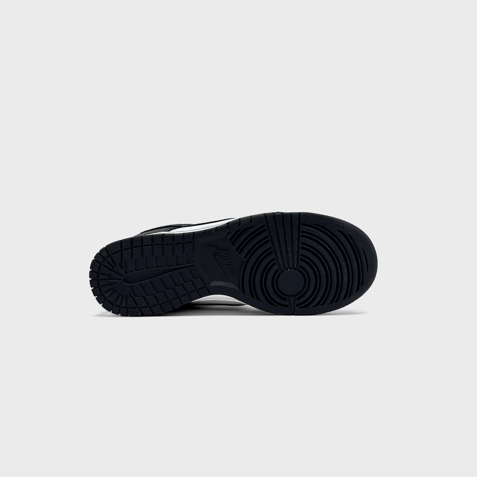 Nike Dunk Low Panda Sneaker schwarz weiß Sohle Unterseite
