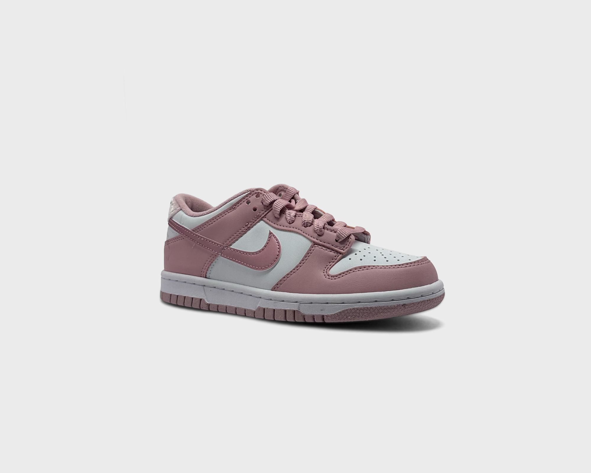 Nike Dunk Low Pink White Sneaker rosa weiß schräg von vorne
