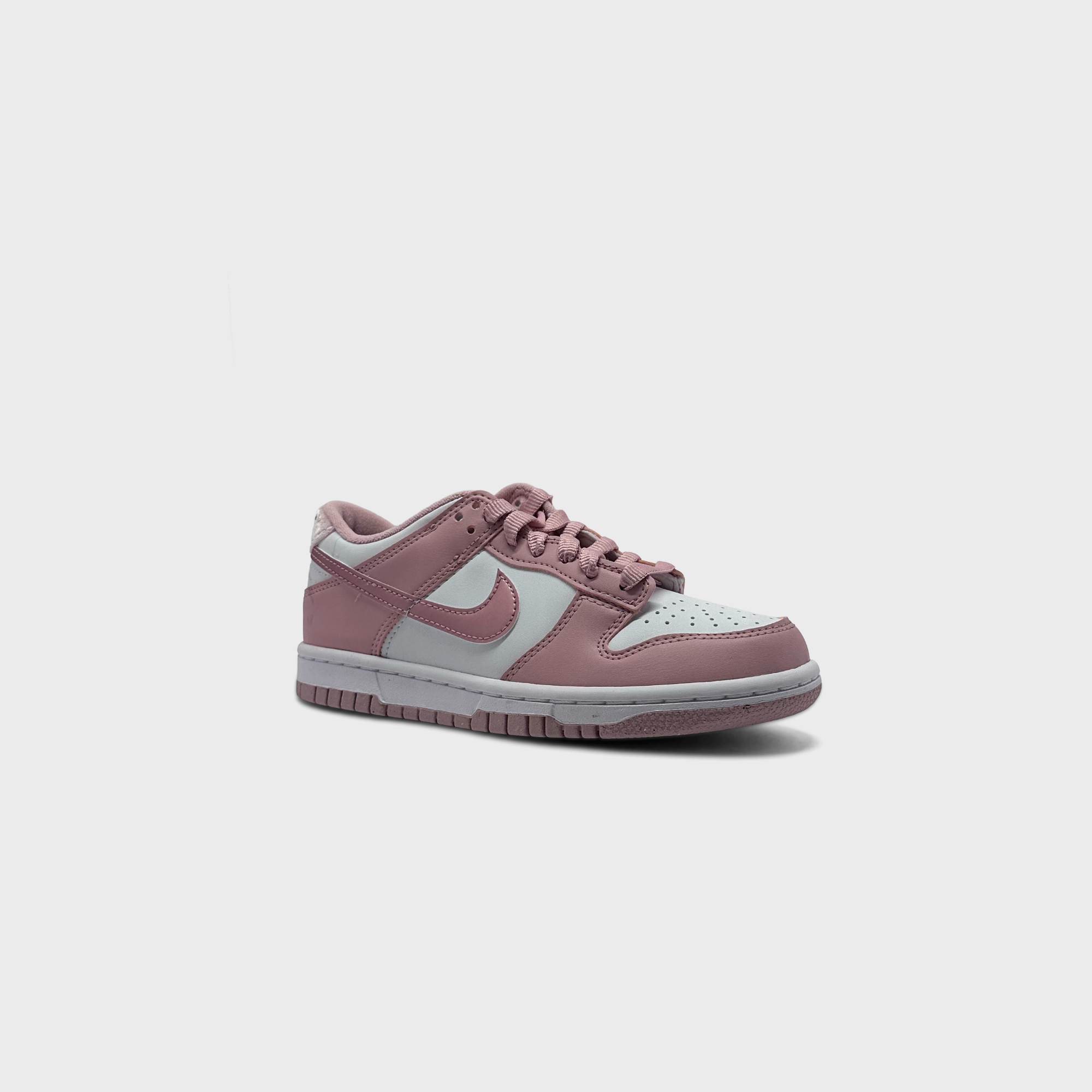 Nike Dunk Low Pink White Sneaker rosa weiß schräg von vorne
