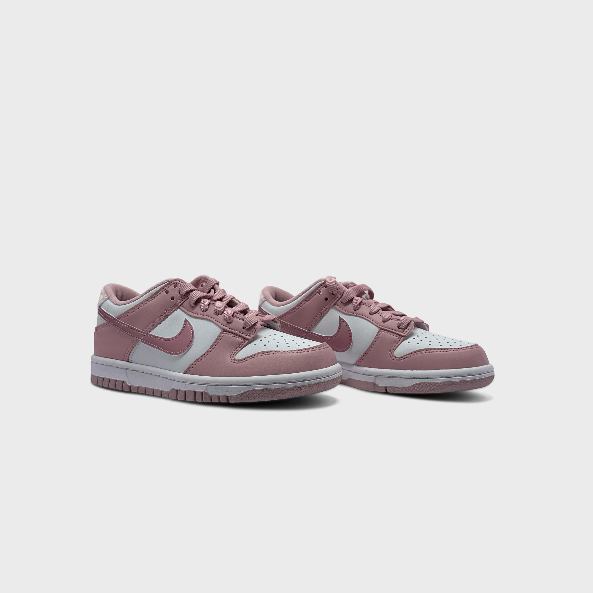 Nike Dunk Low Pink White Sneaker rosa weiß Paar schräg von vorne
