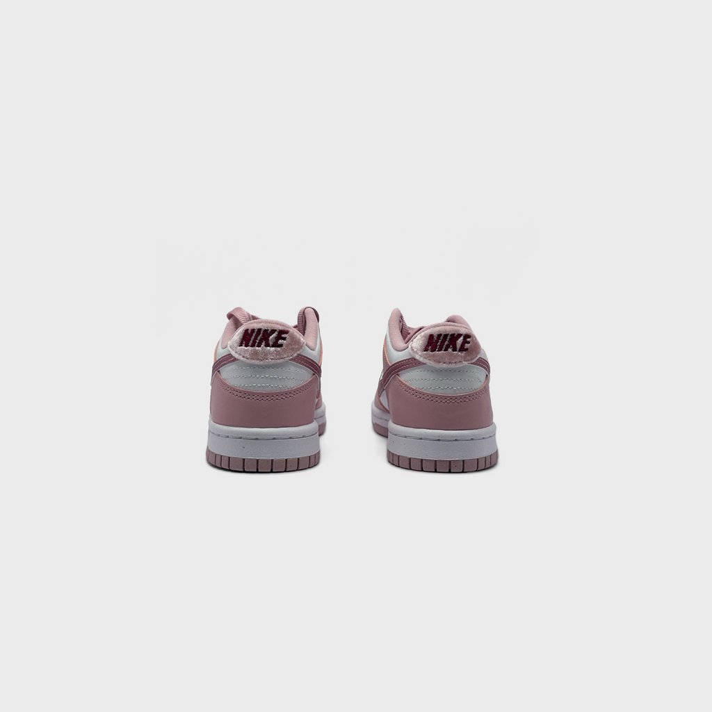 Nike Dunk Low Pink White Sneaker rosa weiß Sneaker Paar Rückansicht
