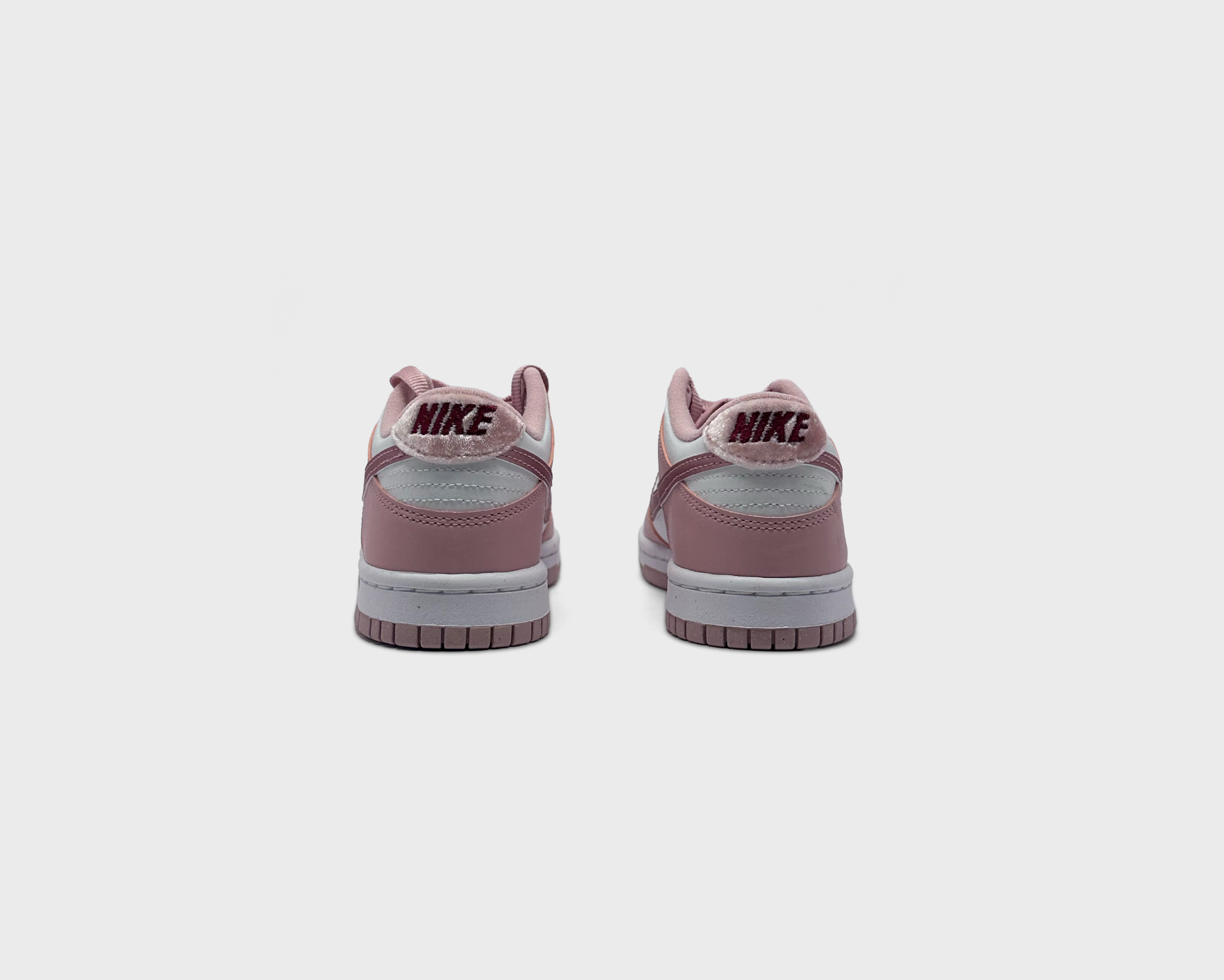 Nike Dunk Low Pink White Sneaker rosa weiß Sneaker Paar Rückansicht
