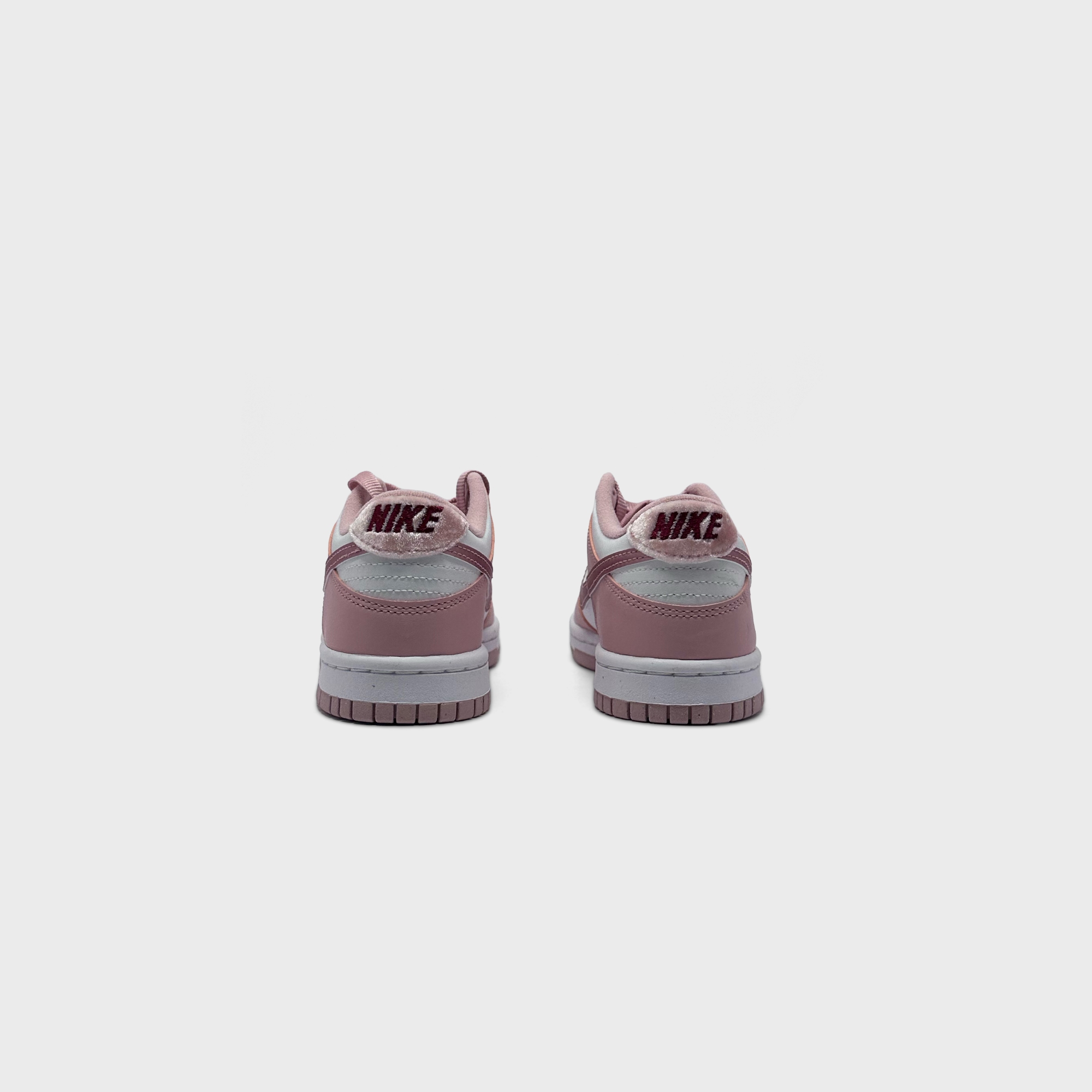 Nike Dunk Low Pink White Sneaker rosa weiß Sneaker Paar Rückansicht
