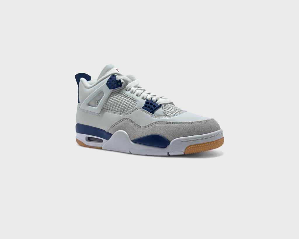 Nike SB x Air Jordan 4 Navy Sneaker weiß dunkelblau schräg von vorne