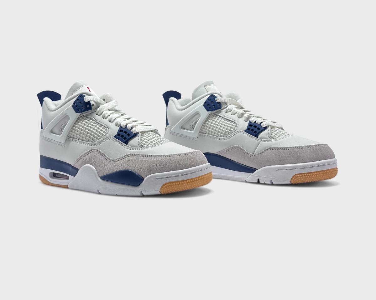 Nike SB x Air Jordan 4 Navy Sneaker weiß dunkelblau Paar schräg von vorne