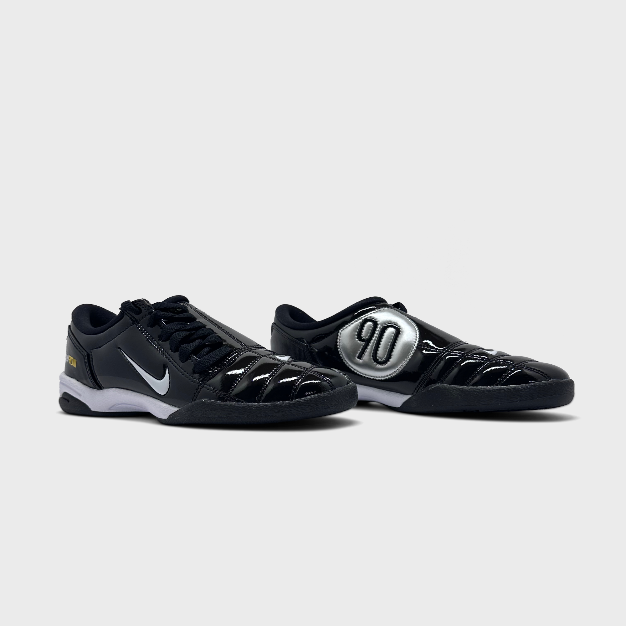 Nike Total 90 SP Black White Sneaker schwarz weiß Paar schräg von vorne
