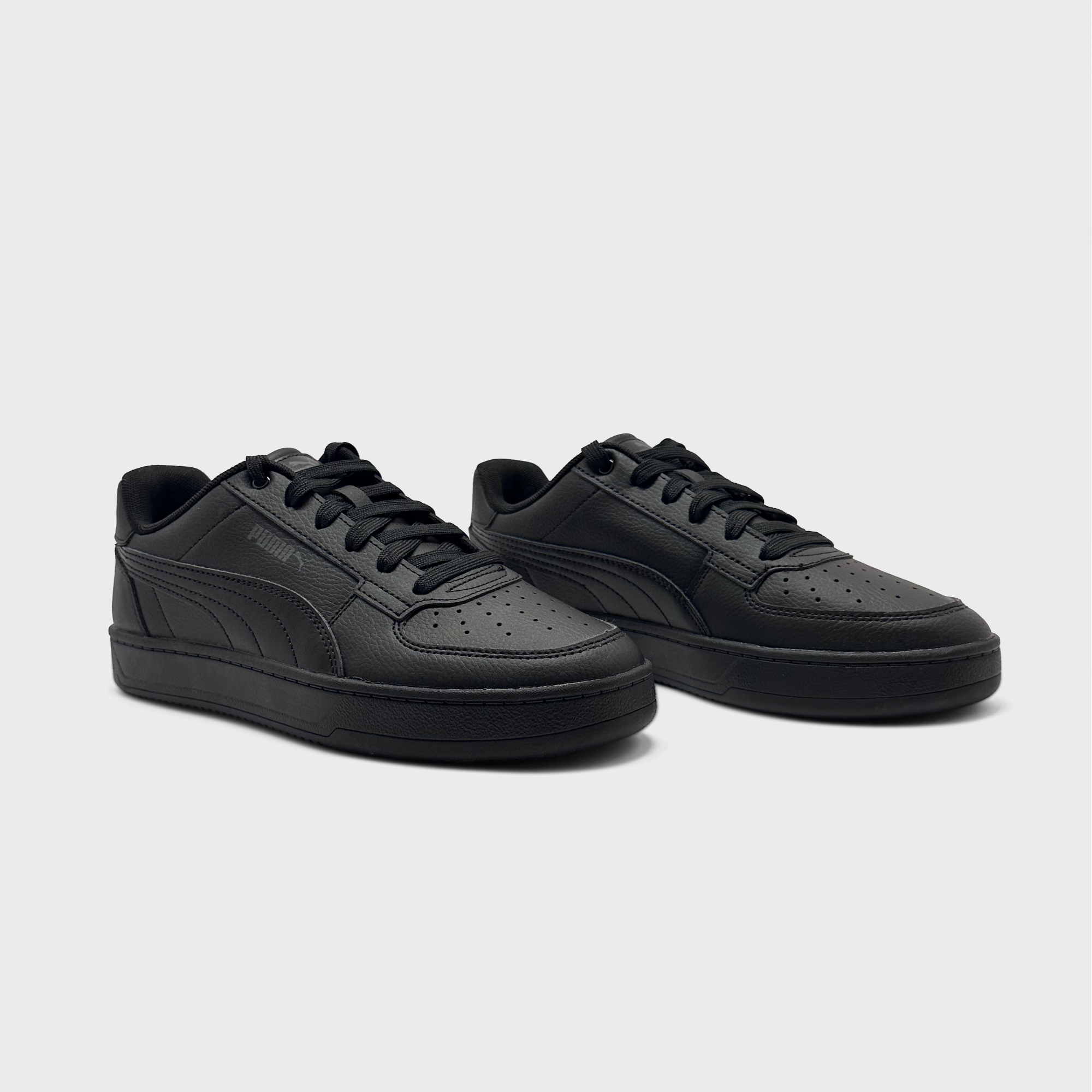 Puma Caven 2.0 Black Sneaker schwarz Paar schräg von vorne
