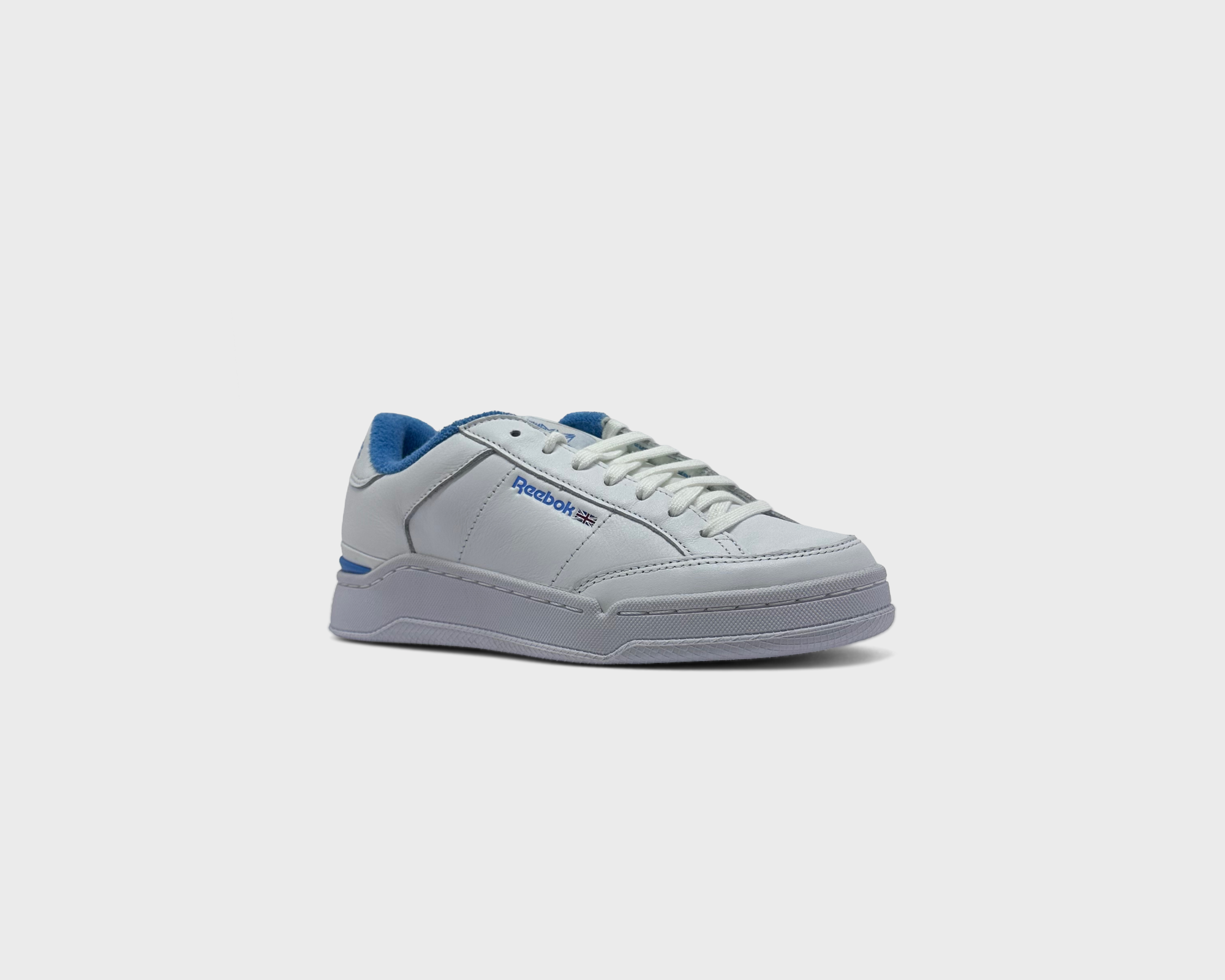 Reebok Ad Court White Blue Sneaker weiß blau schräg von vorne
