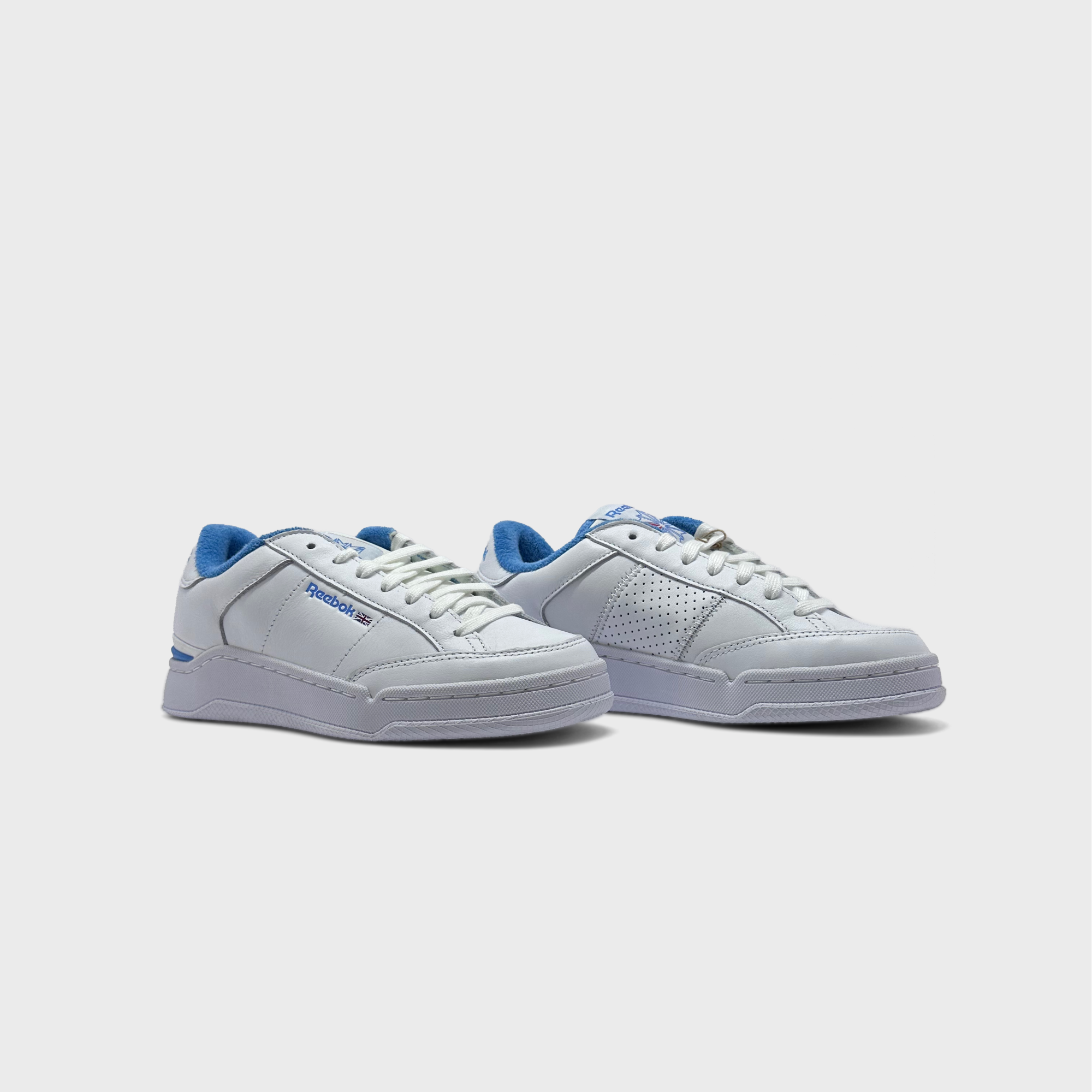 Reebok Ad Court White Blue Sneaker weiß blau Paar schräg von vorne
