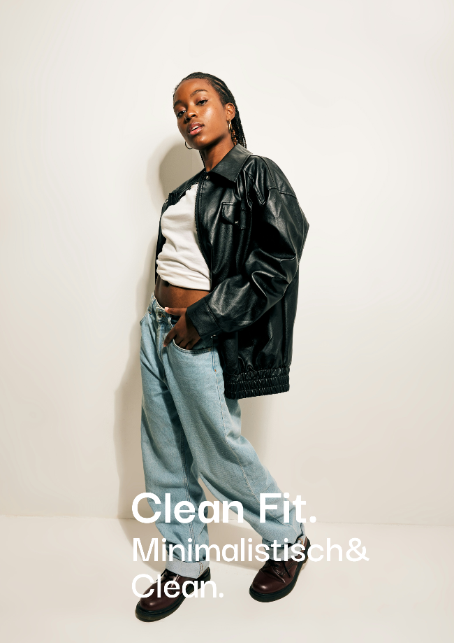 Minimalistischer Clean Fit Streetwear-Look bei sneekrs mit heller Jeans und schwarzen Schuhen