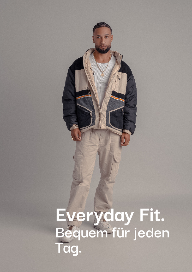 Bequemer Everyday Fit Streetwear-Look bei sneekrs mit heller Cargo-Hose und weißen Sneakern