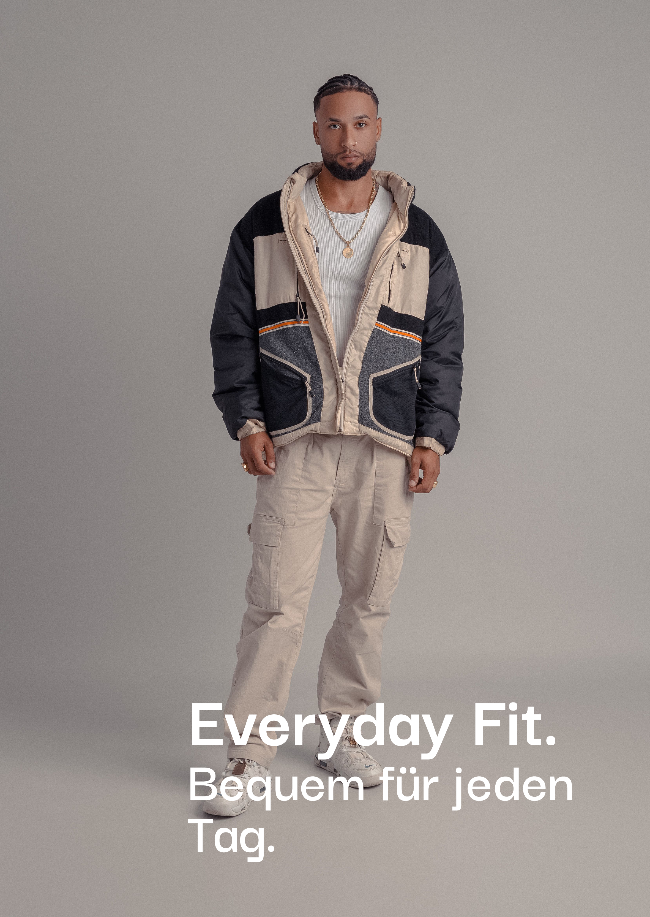 Bequemer Everyday Fit Streetwear-Look bei sneekrs mit heller Cargo-Hose und weißen Sneakern