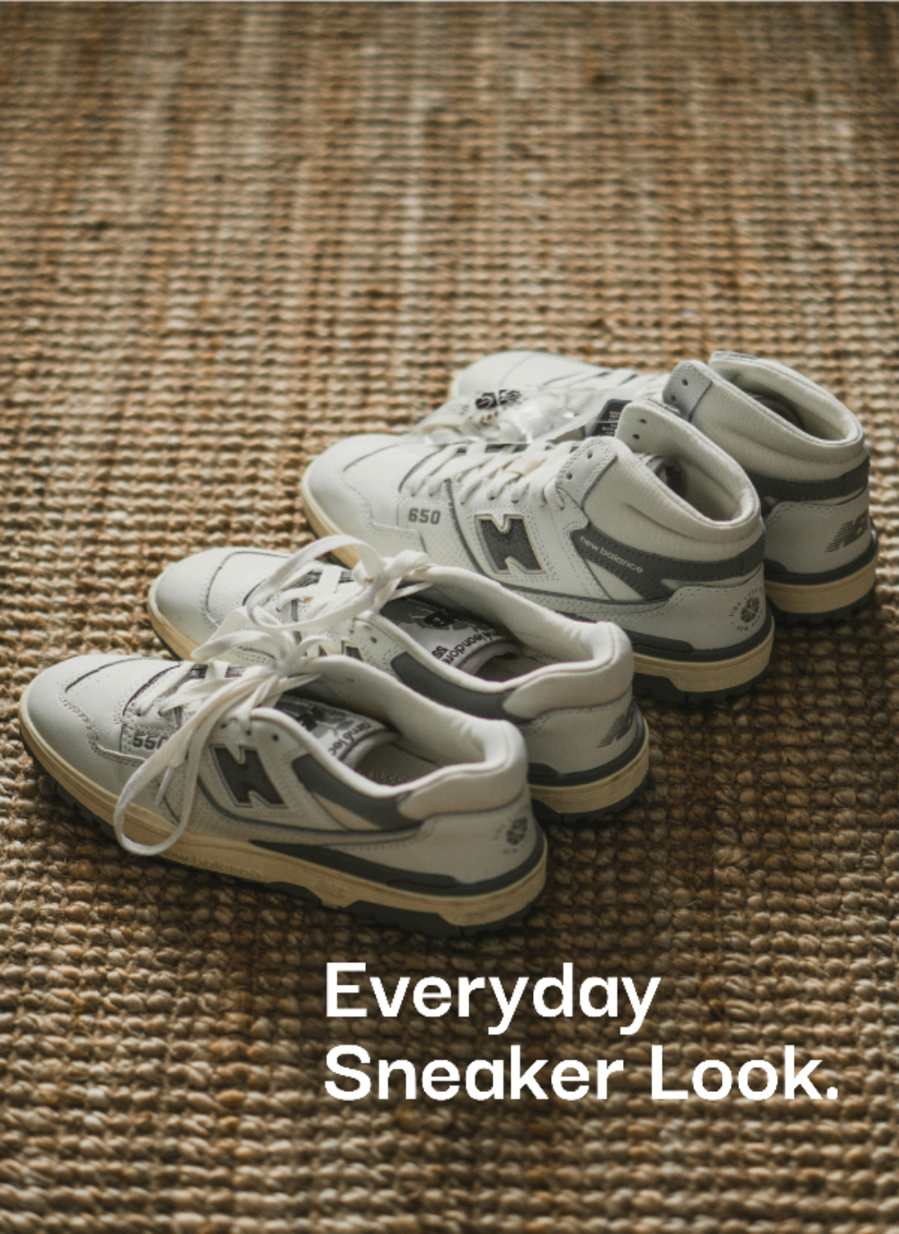 Everyday Sneaker Look bei sneekrs mit weißen New Balance Sneakern auf Teppich