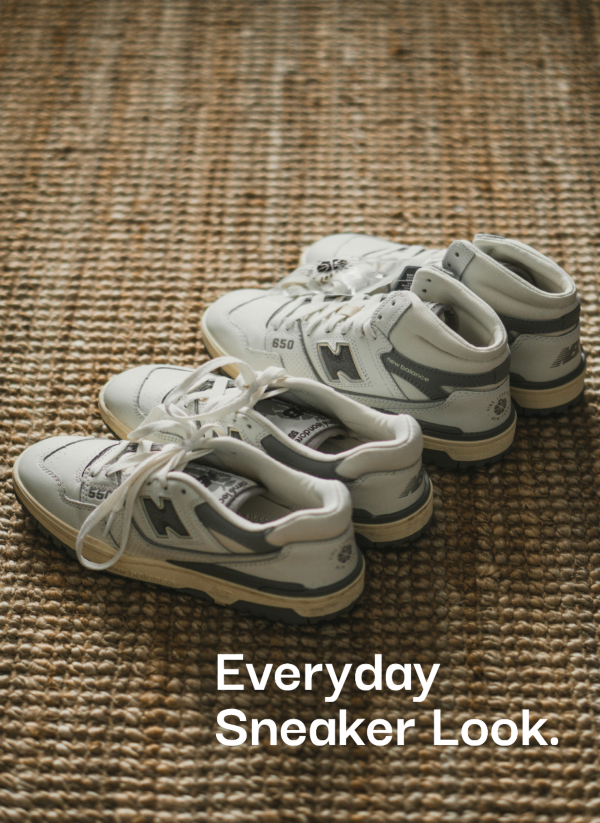Everyday Sneaker Look bei sneekrs mit weißen New Balance Sneakern auf Teppich