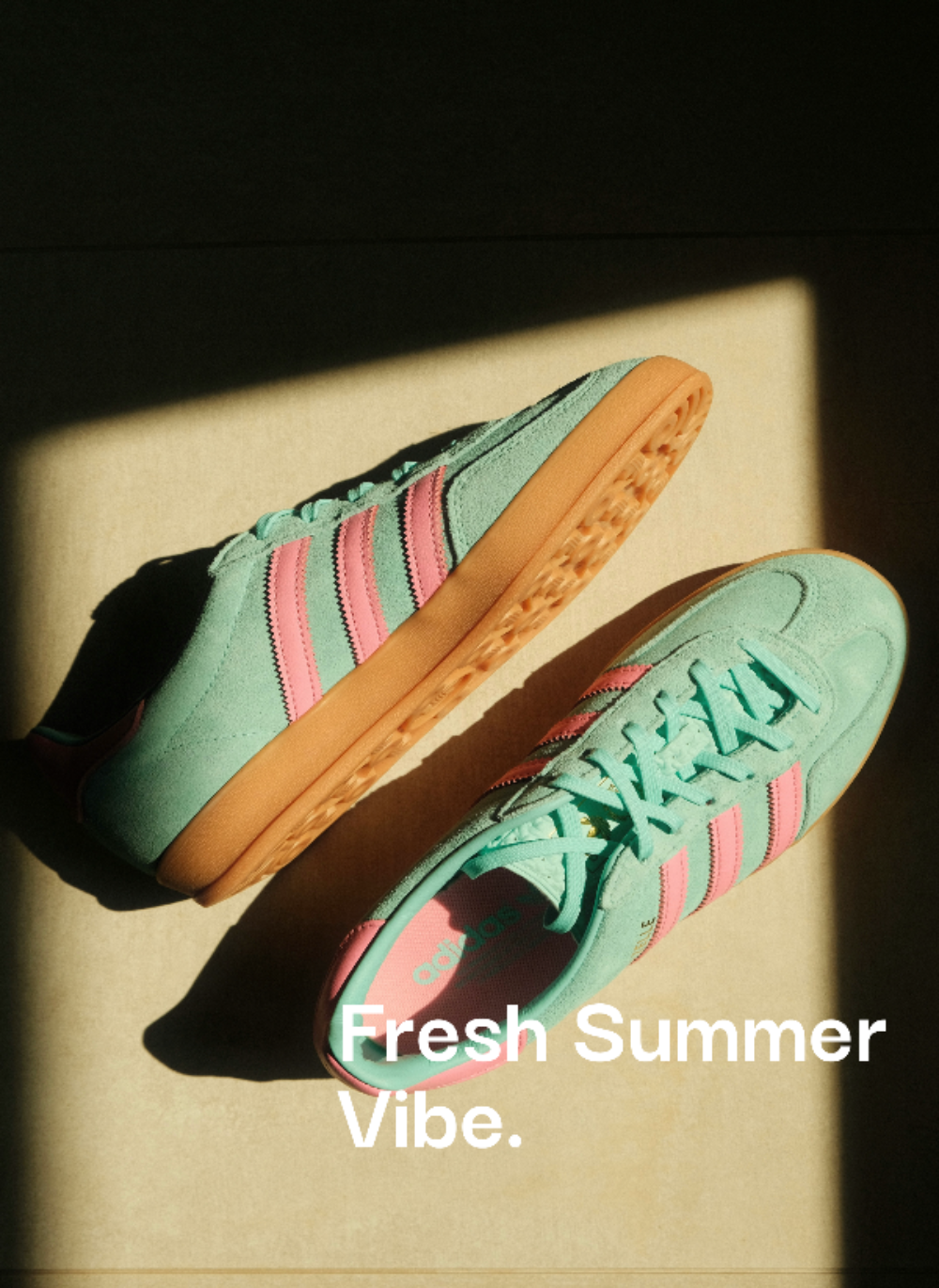 Fresh Summer Vibe bei sneekrs mit mintgrünen Adidas Sneakern und rosa Details