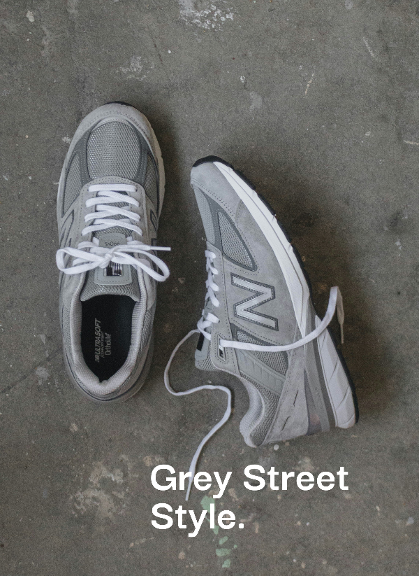 Grey Street Style bei sneekrs mit grauen New Balance Sneakern auf Betonboden