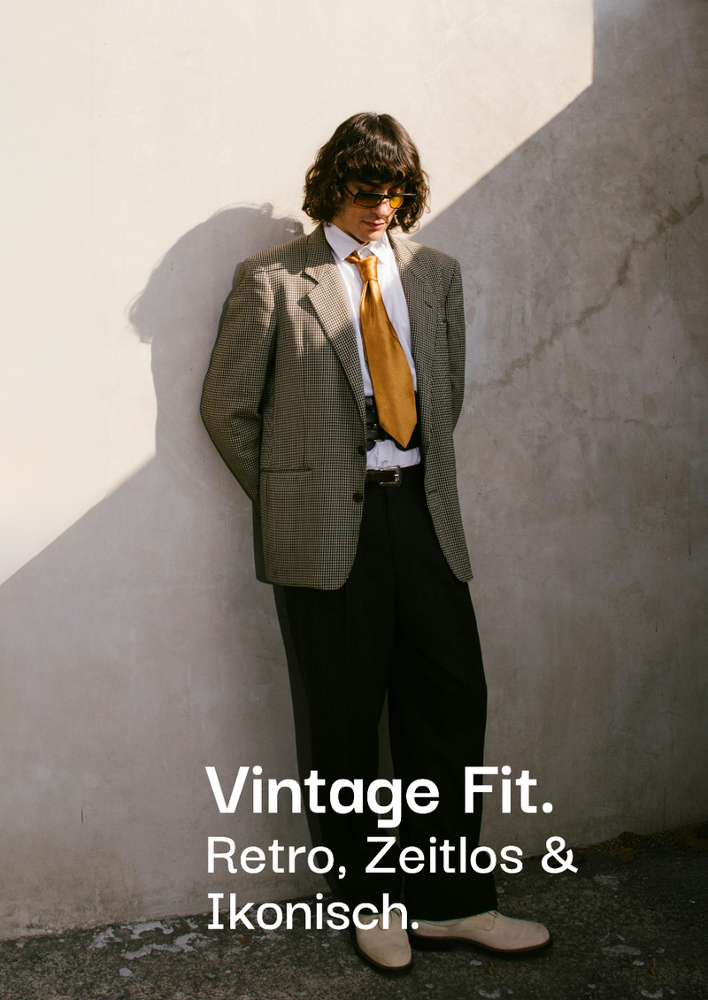 Zeitloser Vintage Fit Look bei sneekrs mit Blazer, Krawatte und hellen Schuhen