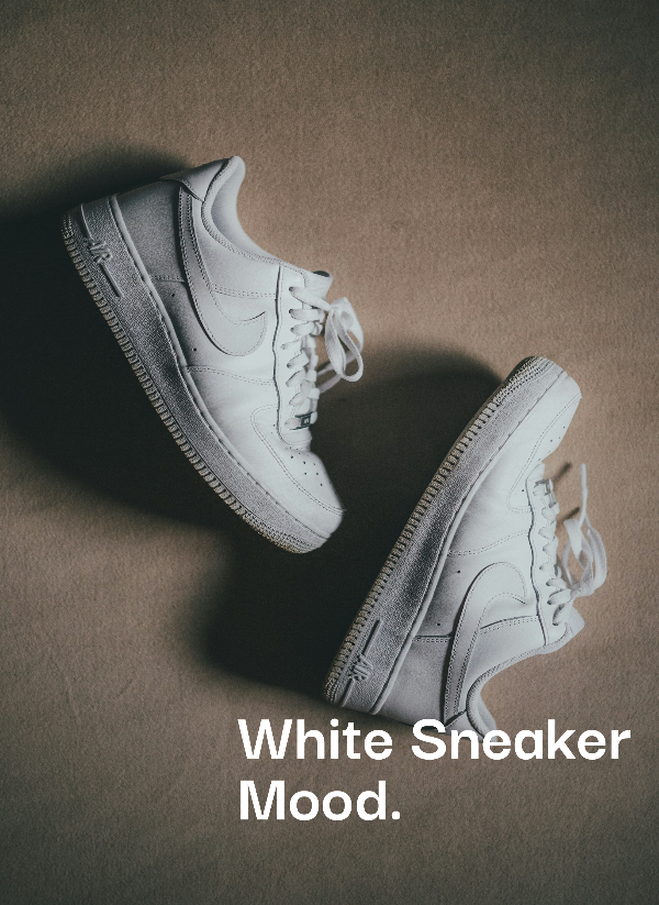White Sneaker Mood bei sneekrs mit weißen Nike Air Force 1 Sneakern