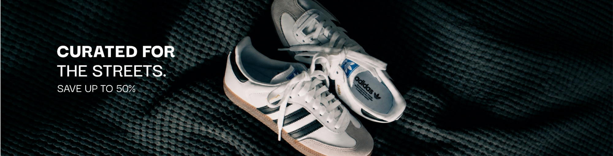 Sale-Banner mit weißen Adidas Sneakern und dem Text Curated for the Streets