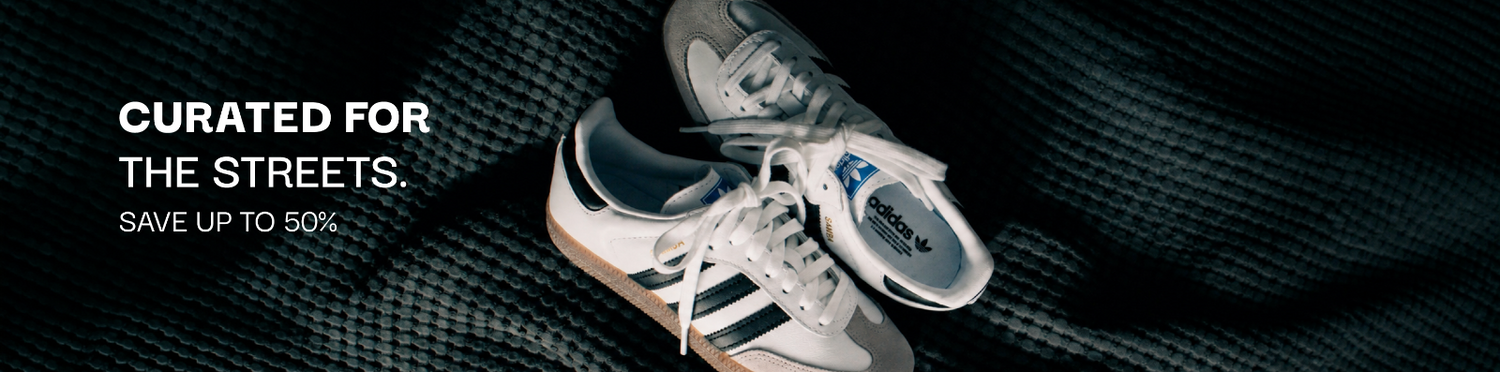 Sale-Banner mit weißen Adidas Sneakern und dem Text Curated for the Streets