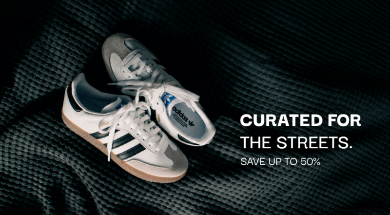 Sale-Banner mit weißen Adidas Sneakern und dem Text Curated for the Streets