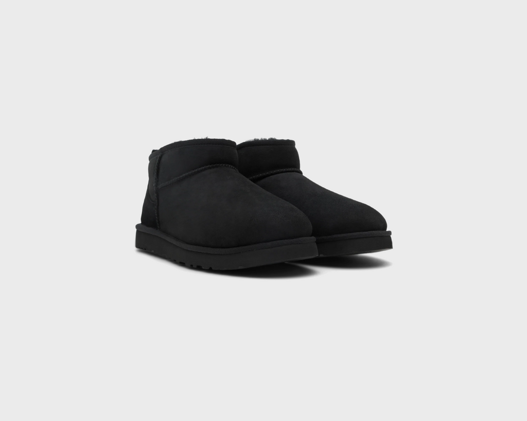 UGG Classic Ultra Mini Black Boot schwarz Paar schräg von vorne