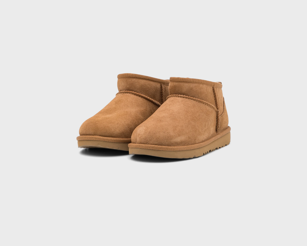 UGG Classic Ultra Mini Chestnut Boot braun Paar schräg von vorne