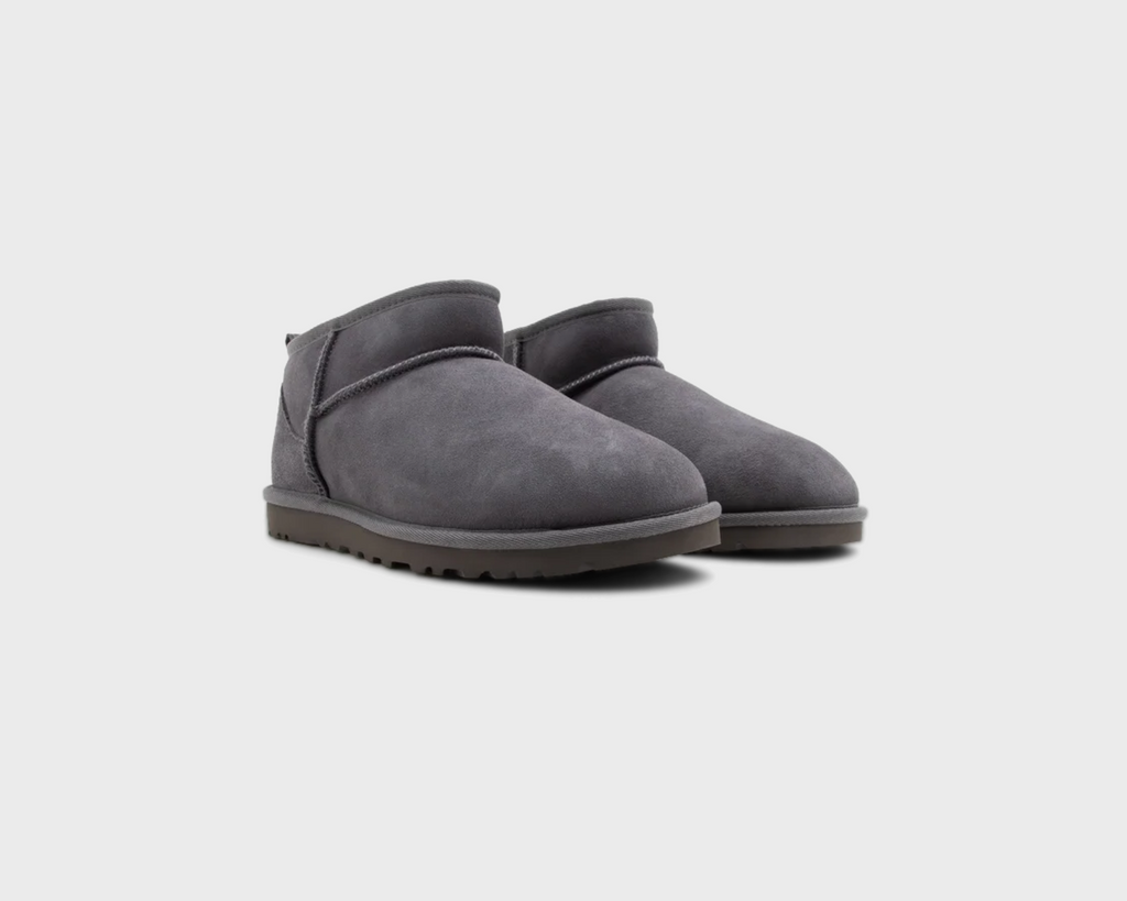 UGG Classic Ultra Mini Dark Grey Boot dunkelgrau Paar schräg von vorne