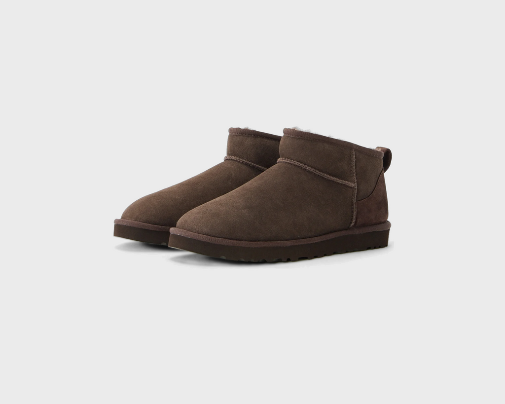 UGG Classic Ultra Mini Dusted Cocoa Boot braun Paar schräg von vorne