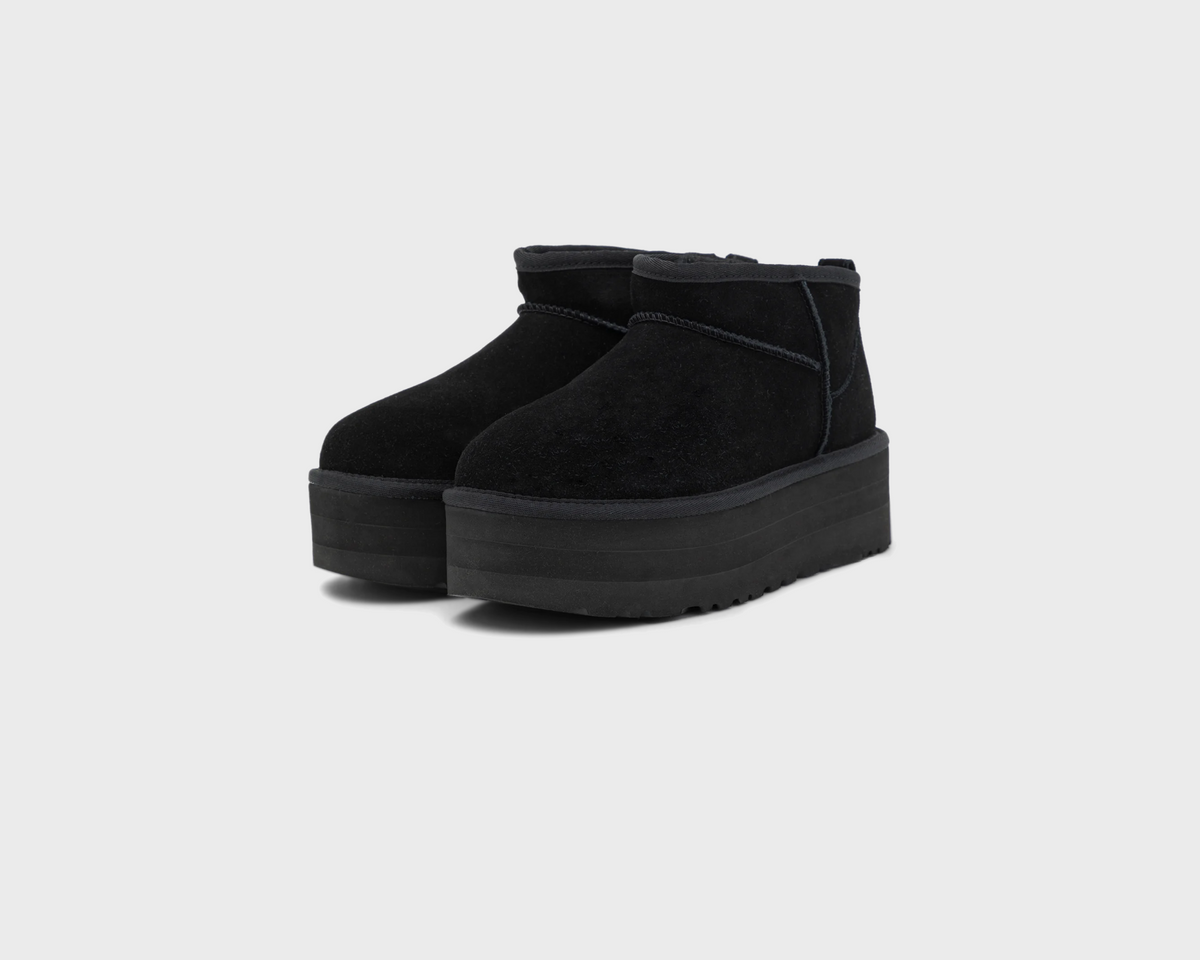 UGG Classic Ultra Mini Platform Black Boots schwarz Paar schräg von vorne
