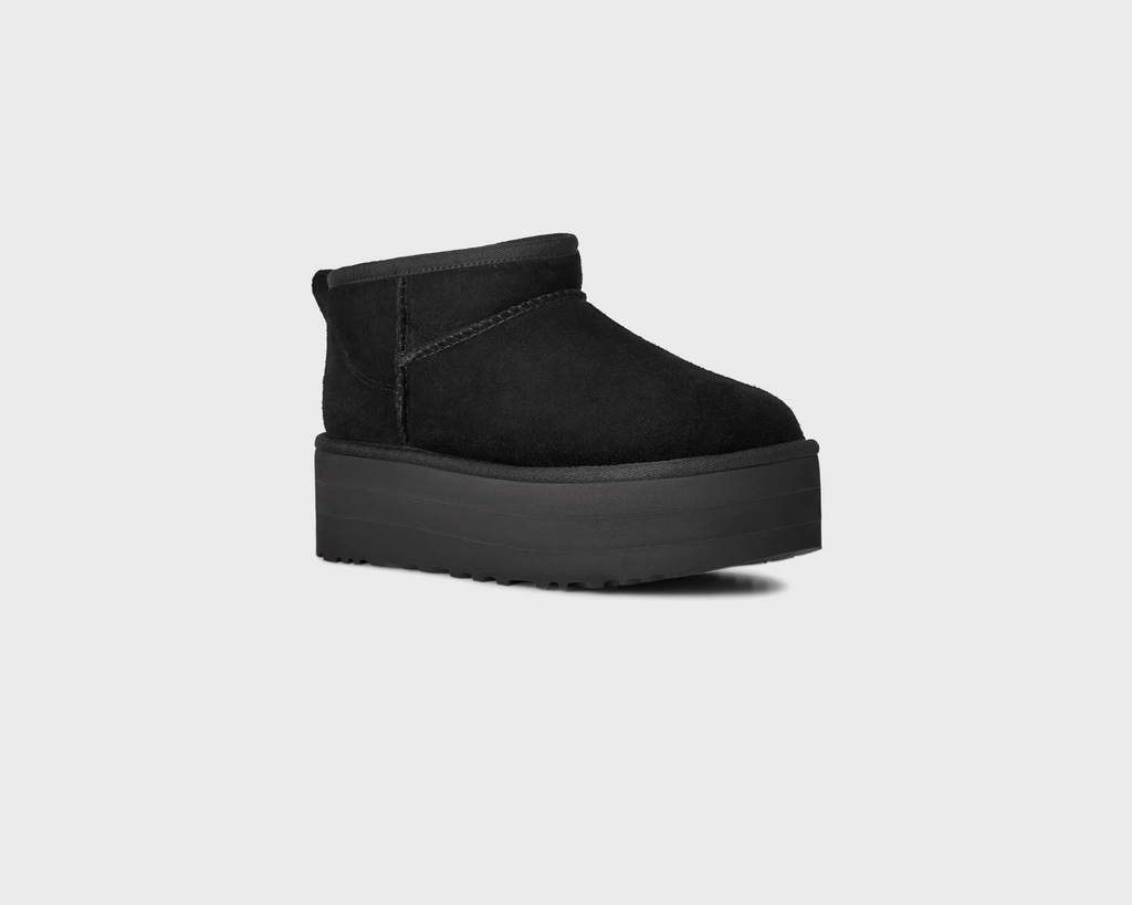 UGG Classic Ultra Mini Platform Black Boots schwarz schräg von vorne