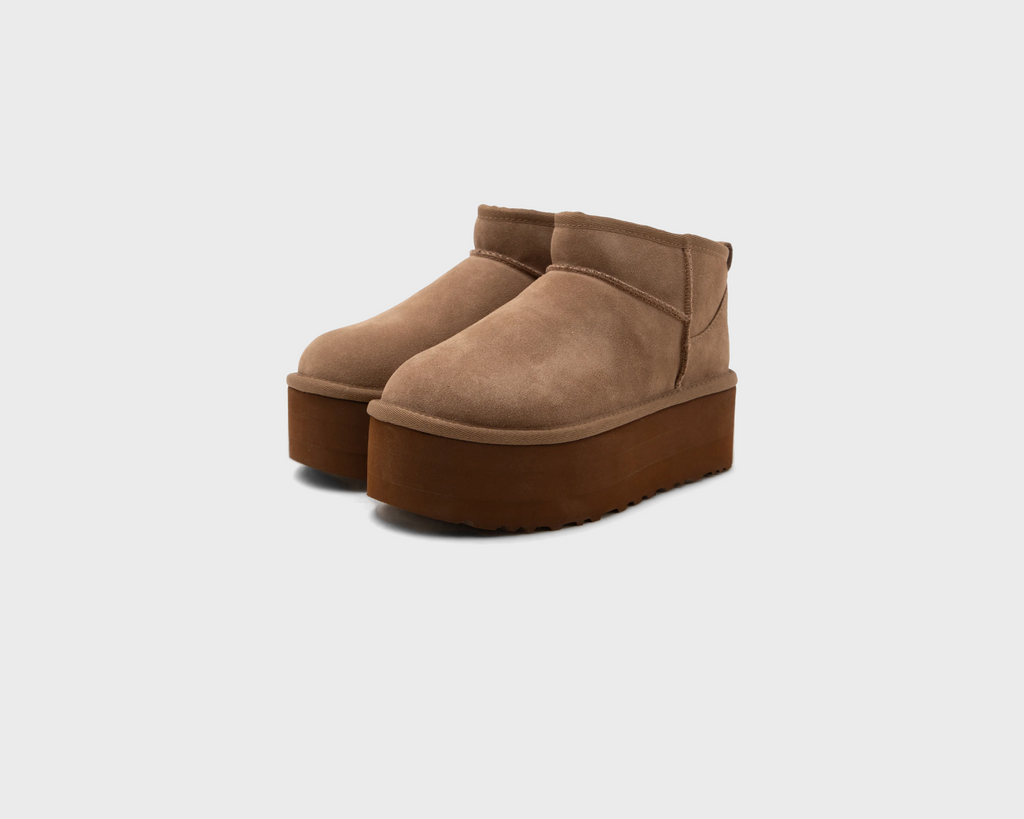 UGG Classic Ultra Mini Platform Light Bronze Boots hellbraun Paar schräg von vorne