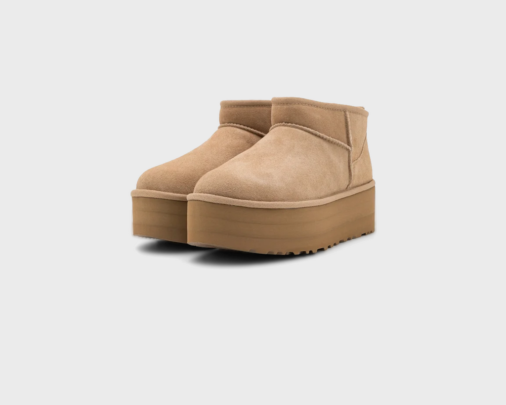 UGG Classic Ultra Mini Platform Sand Boots sandbeige Paar schräg von vorne