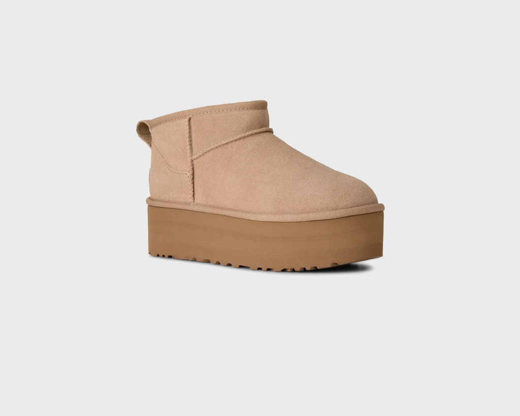 UGG Classic Ultra Mini Platform Sand Boots sandbeige schräg von vorne