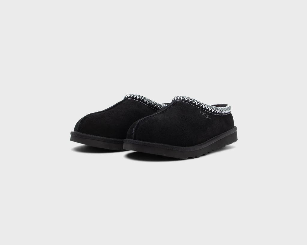 UGG Tasman II Black Hausschuh schwarz Paar schräg von vorne