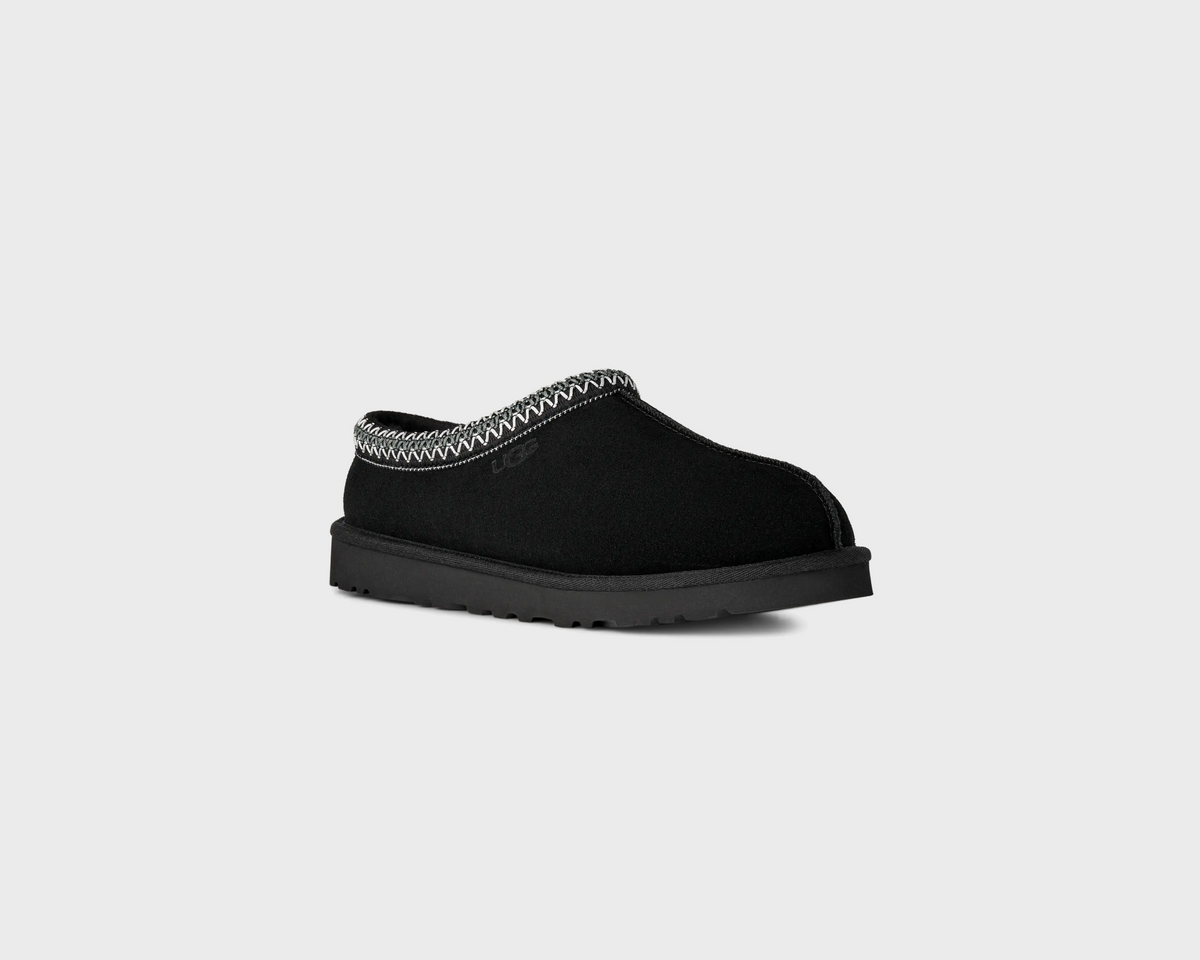UGG Tasman II Black Hausschuh schwarz schräg von vorne