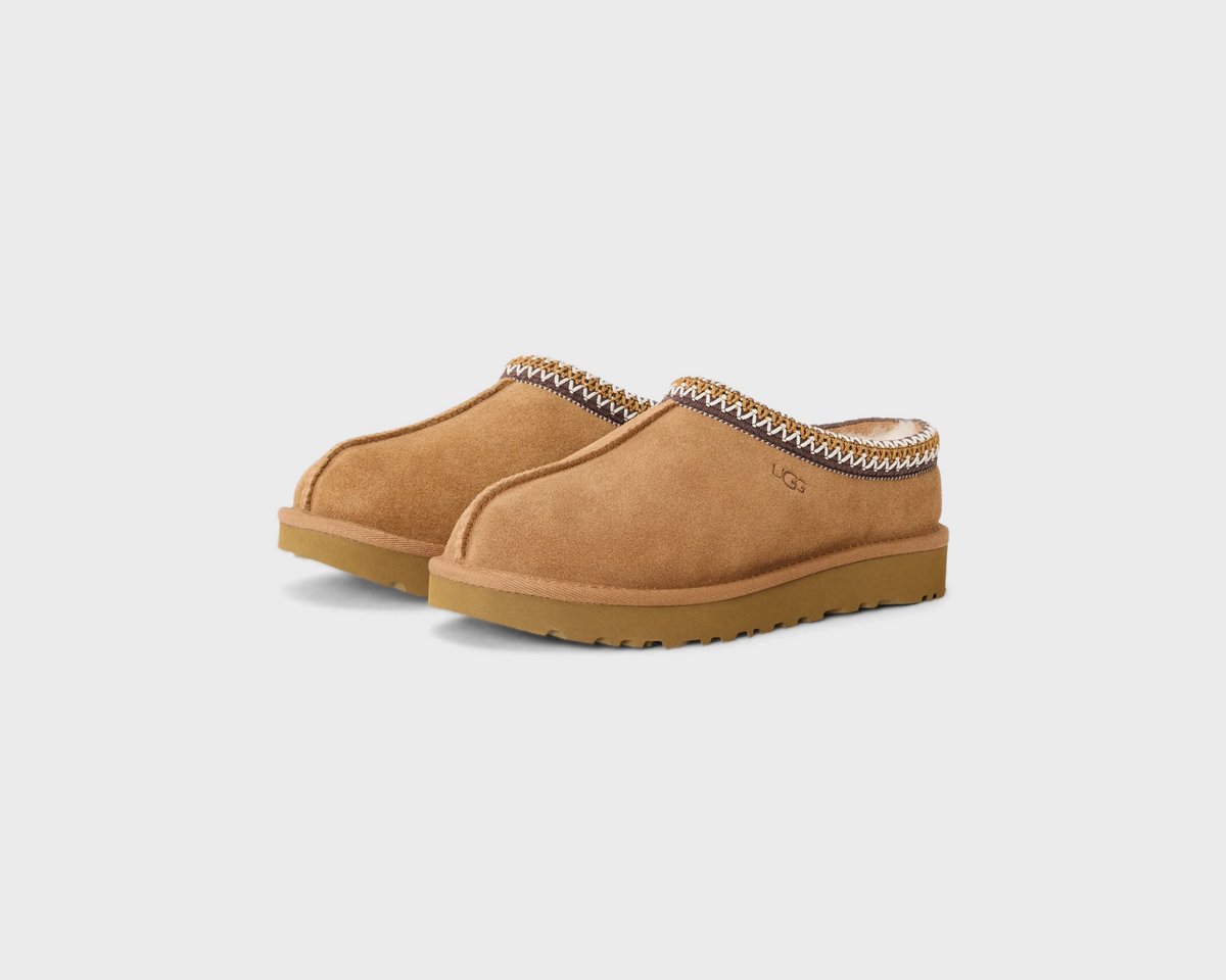 UGG Tasman II Chestnut Hausschuh braun Paar schräg von vorne