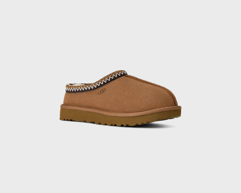 UGG Tasman II Chestnut Hausschuh braun schräg von vorne