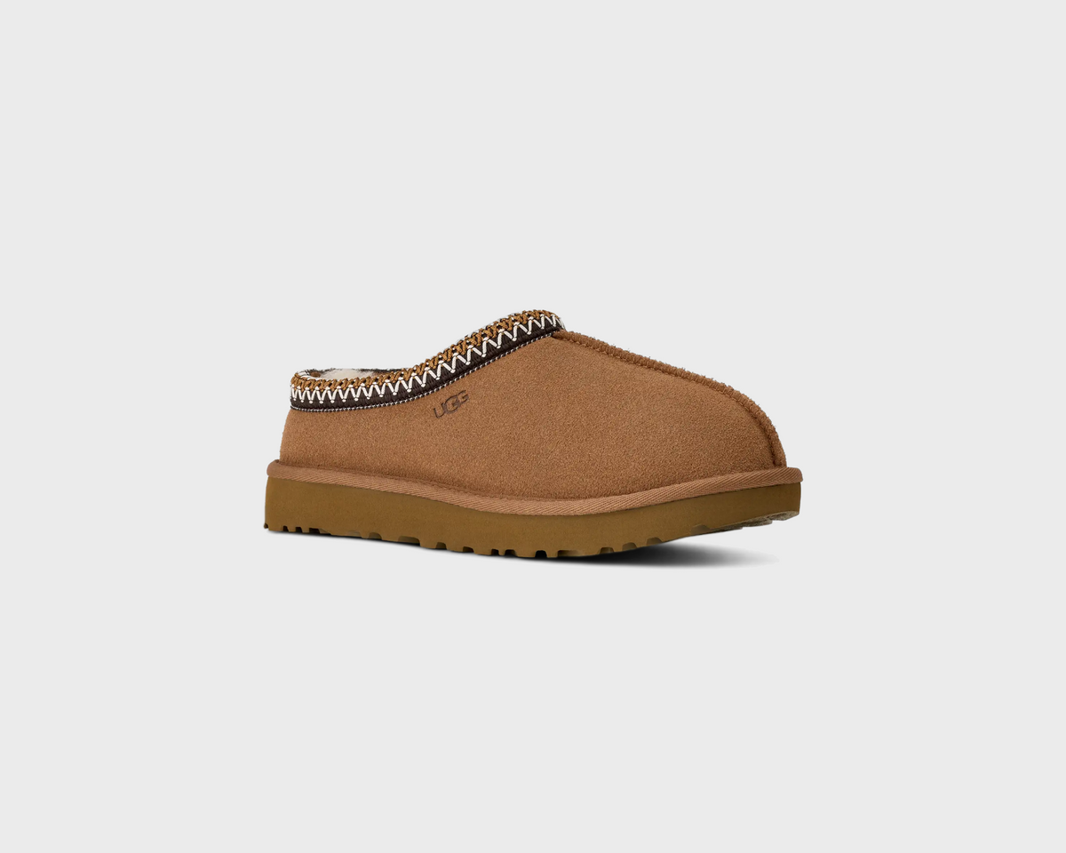 UGG Tasman II Chestnut Hausschuh braun schräg von vorne