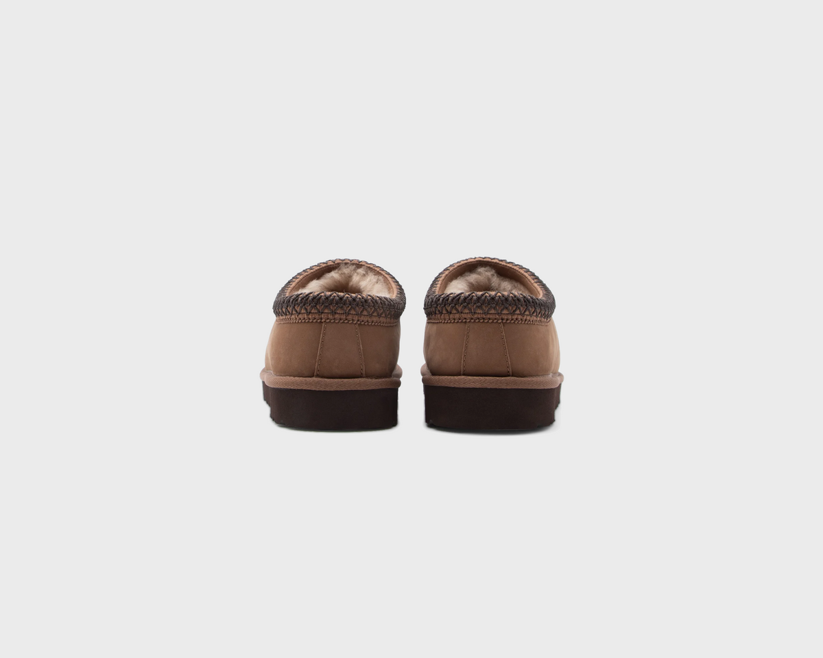 UGG Tasman II Dark Chestnut Hausschuh dunkelbraun Paar Rückansicht
