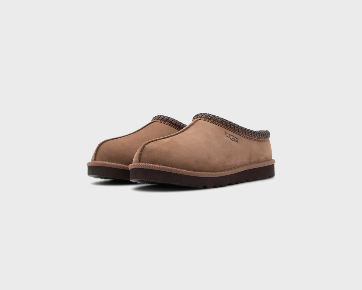 UGG Tasman II Dark Chestnut Hausschuh dunkelbraun Paar schräg von vorne