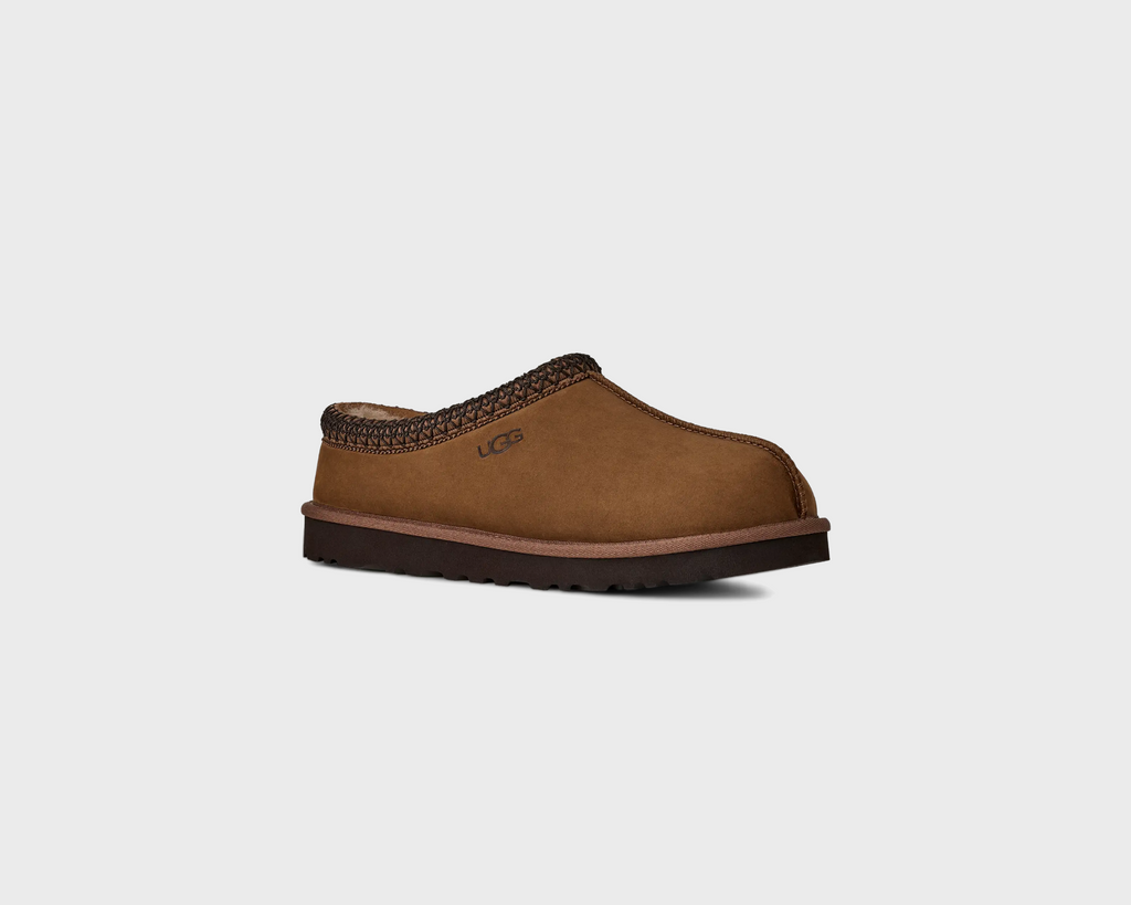 UGG Tasman II Dark Chestnut Hausschuh dunkelbraun schräg von vorne