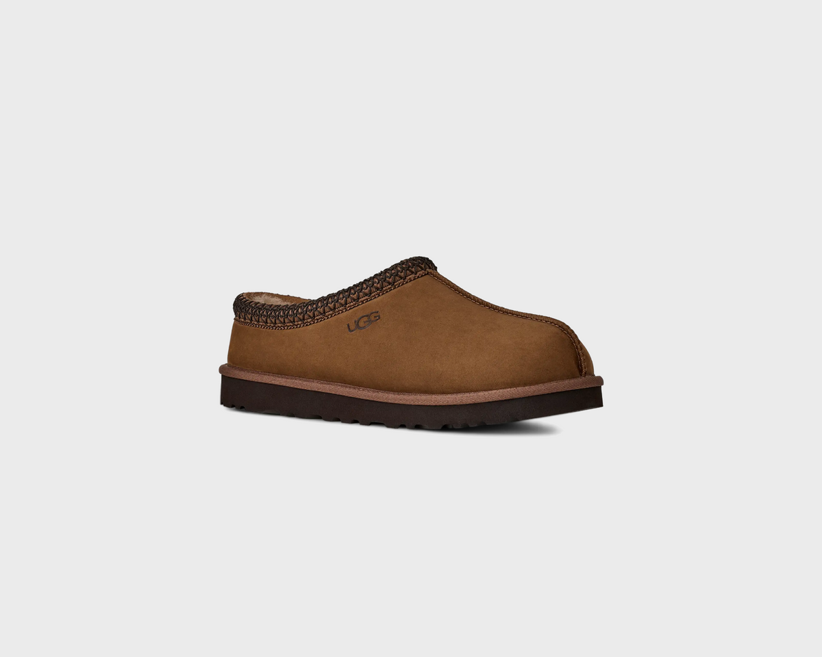 UGG Tasman II Dark Chestnut Hausschuh dunkelbraun schräg von vorne