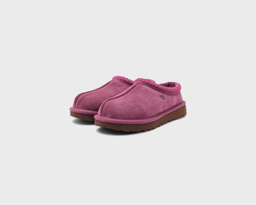 UGG Tasman II Dark Winterberry Hausschuh beerenrot pink Paar schräg von vorne