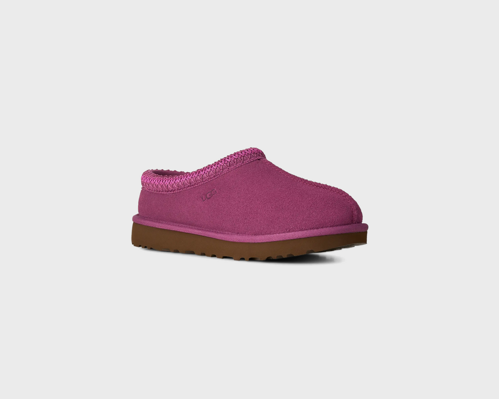 UGG Tasman II Dark Winterberry Hausschuh beerenrot pink schräg von vorne