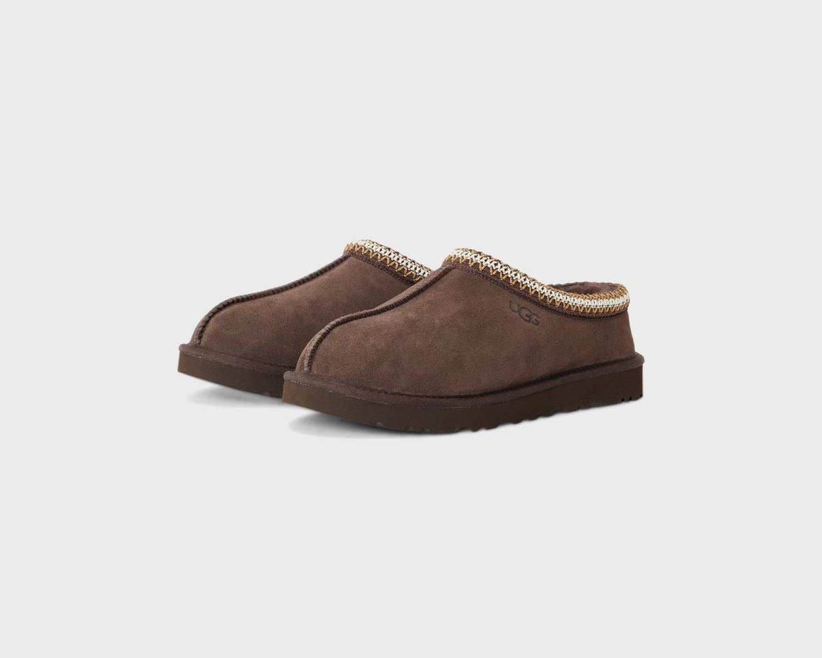 UGG Tasman II Dusted Cocoa Hausschuh kakaobraun Paar schräg von vorne