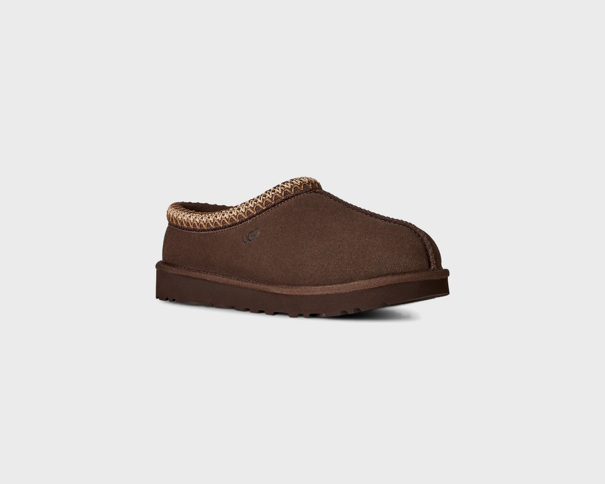UGG Tasman II Dusted Cocoa Hausschuh kakaobraun schräg von vorne